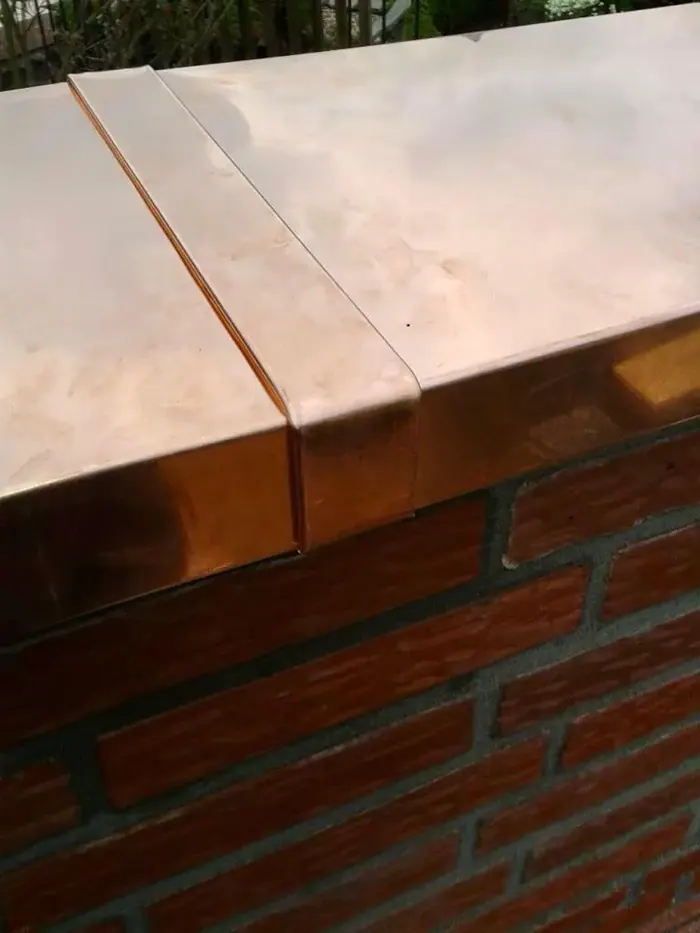 Mauerabdeckung aus Kupferblech auf Klinkermauer