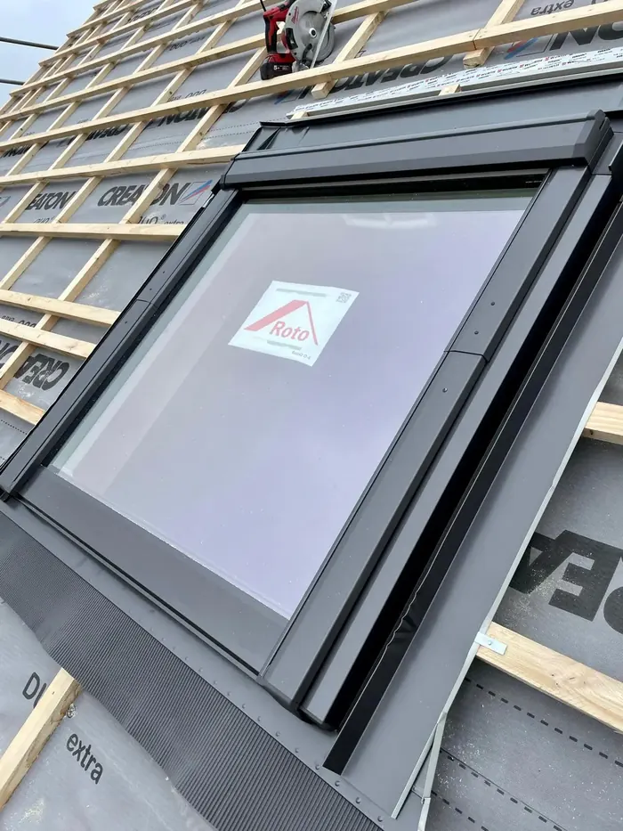 Neu eingebautes Dachfenster in der Unterdeckbahn